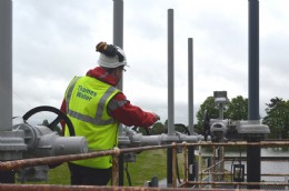 David West, Thames Waters West London Abstraction Engineer, uses the non-intrusive setting tool to operate an IQ3 actuator at the upgraded reservoir inlet site