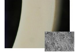Figure 2: Structure comparison a sintered PTFE/PEEK compound (top) and Moldflon/PEEK compound MF40002 (bottom): The more homogeneous structure of MF40002 is clearly visible.
